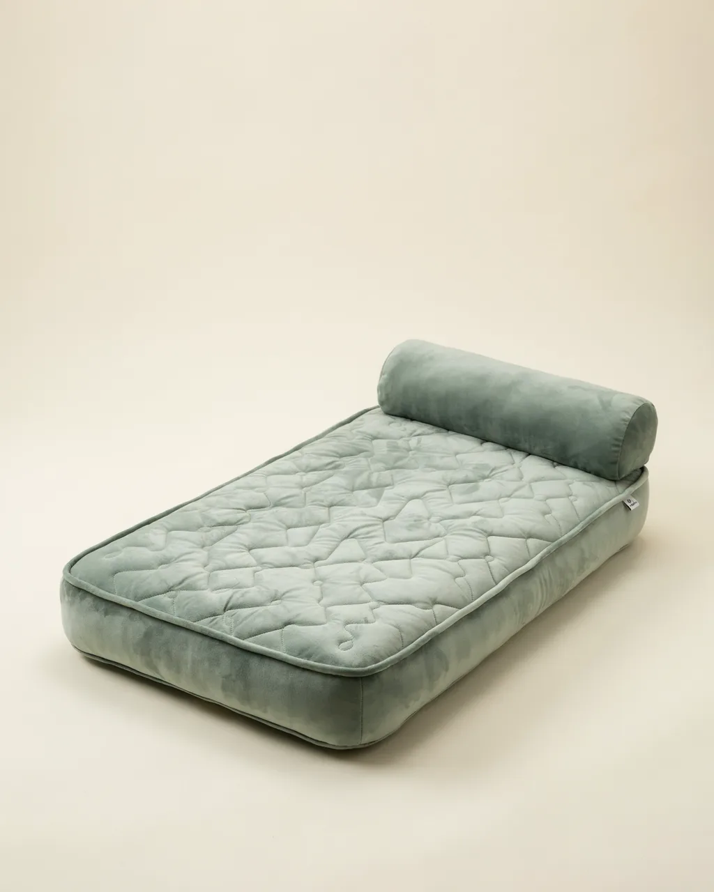 Matelas matelassé vert sauge avec son coussin pour poser la tête