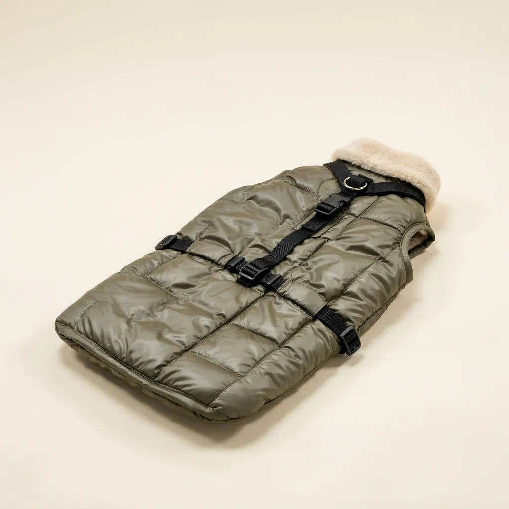 Manteau d’hiver matelassé vert olive avec col en polaire et harnais noir intégré